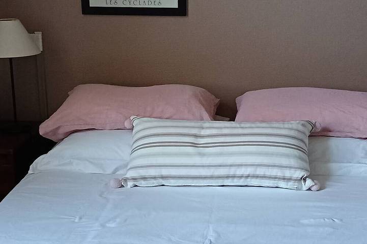 Angoulême: 1 double room/private shower/breakfast included in Angoulême, Charente