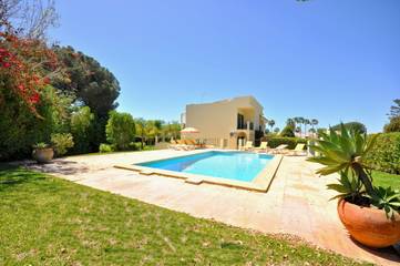 Villa for 8 People in Quarteira, Faro District, Photo 2
