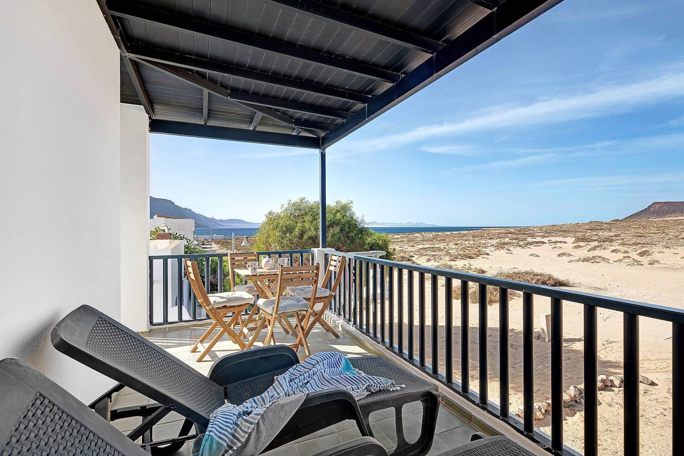 Holiday Home "Cabo" with Sea Views and Private Terrace in La Graciosa, Parque Natural Archipiélago Chinijo