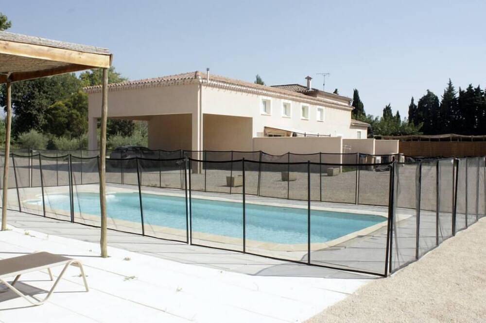 Gîte  Avec Piscine A La Campagne A Deux Pas De La Ville in Avignon, Vaucluse