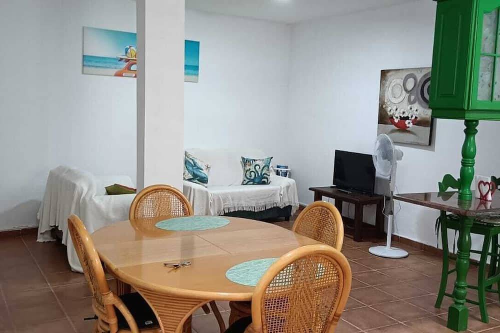 Habitación matrimonial en un bajo baño compartido Areas compartidas in Abades, Arico