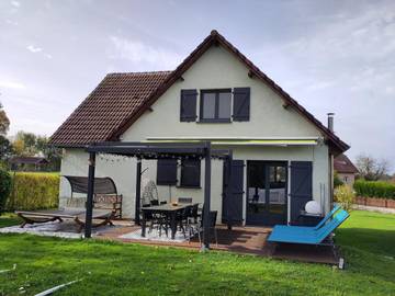 Gîte pour 9 personnes, avec terrasse ainsi que jardin et piscine dans le Doubs