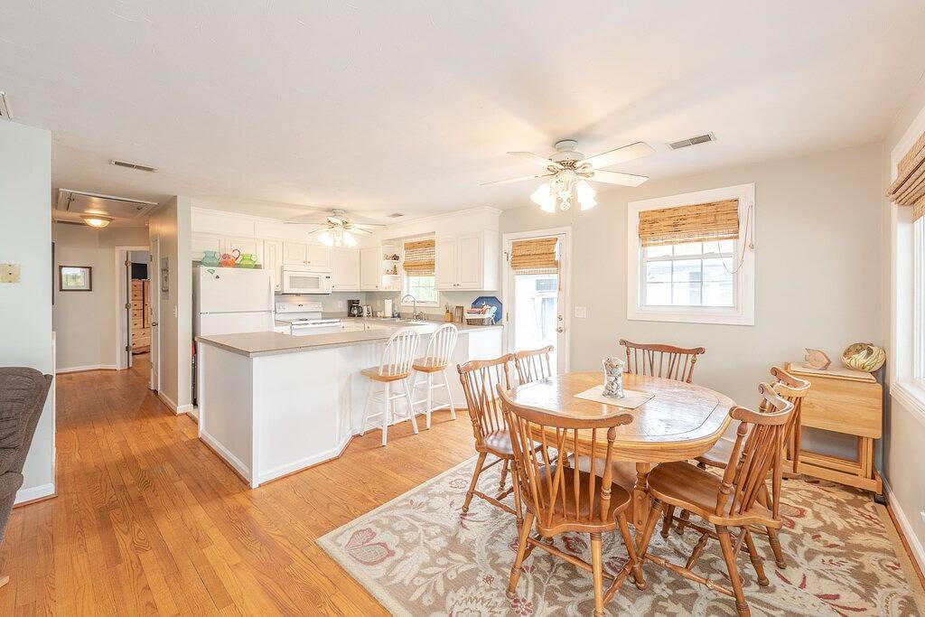 Zwei Wohnzimmer; Sauber; Sonderpreise für längere Aufenthalte im Herbst und Winter in Folly Beach, Charleston County