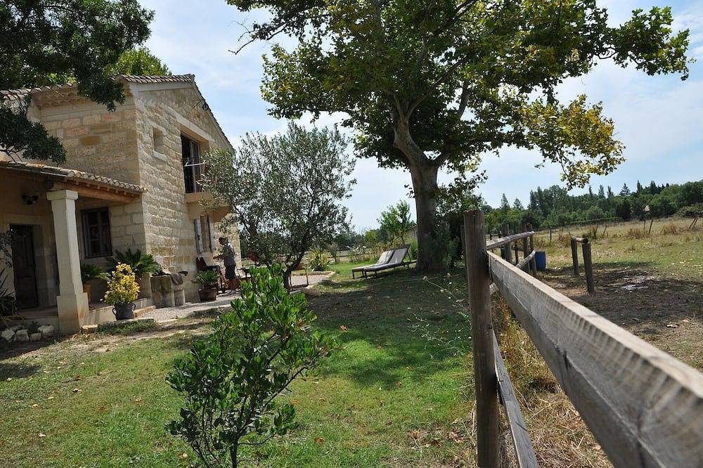La Nanou'che \" Roulotte en Camargue\" in Le Cailar, Côte méditerranéenne (France)