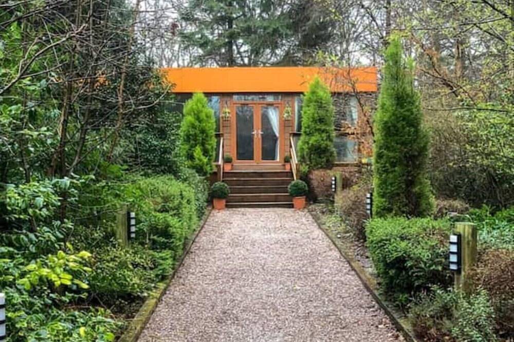 Relaxing couples getaway with hot tub in North Rode, Cheshire East