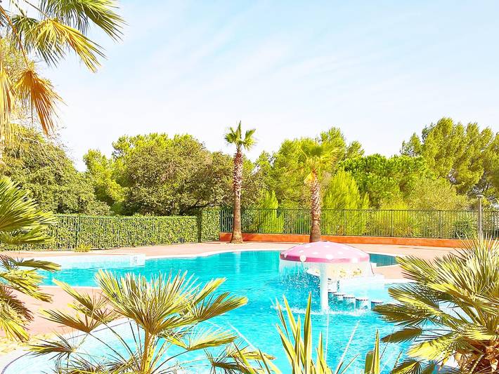 Gîte pour 4 personnes, avec terrasse et piscine, adapté aux familles