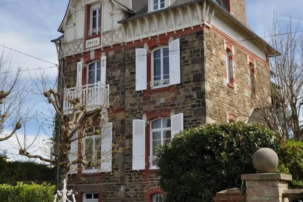 Auténtica casa del capitán en el largo patio de finales del siglo Xix. in Saint-Briac-sur-Mer, Región de Saint-Malo