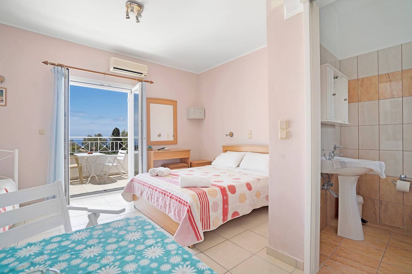 Apartamento entero, Apartamento 'Vista al mar 1' con piscina compartida, Wi-Fi y aire acondicionado in Cefalonia
