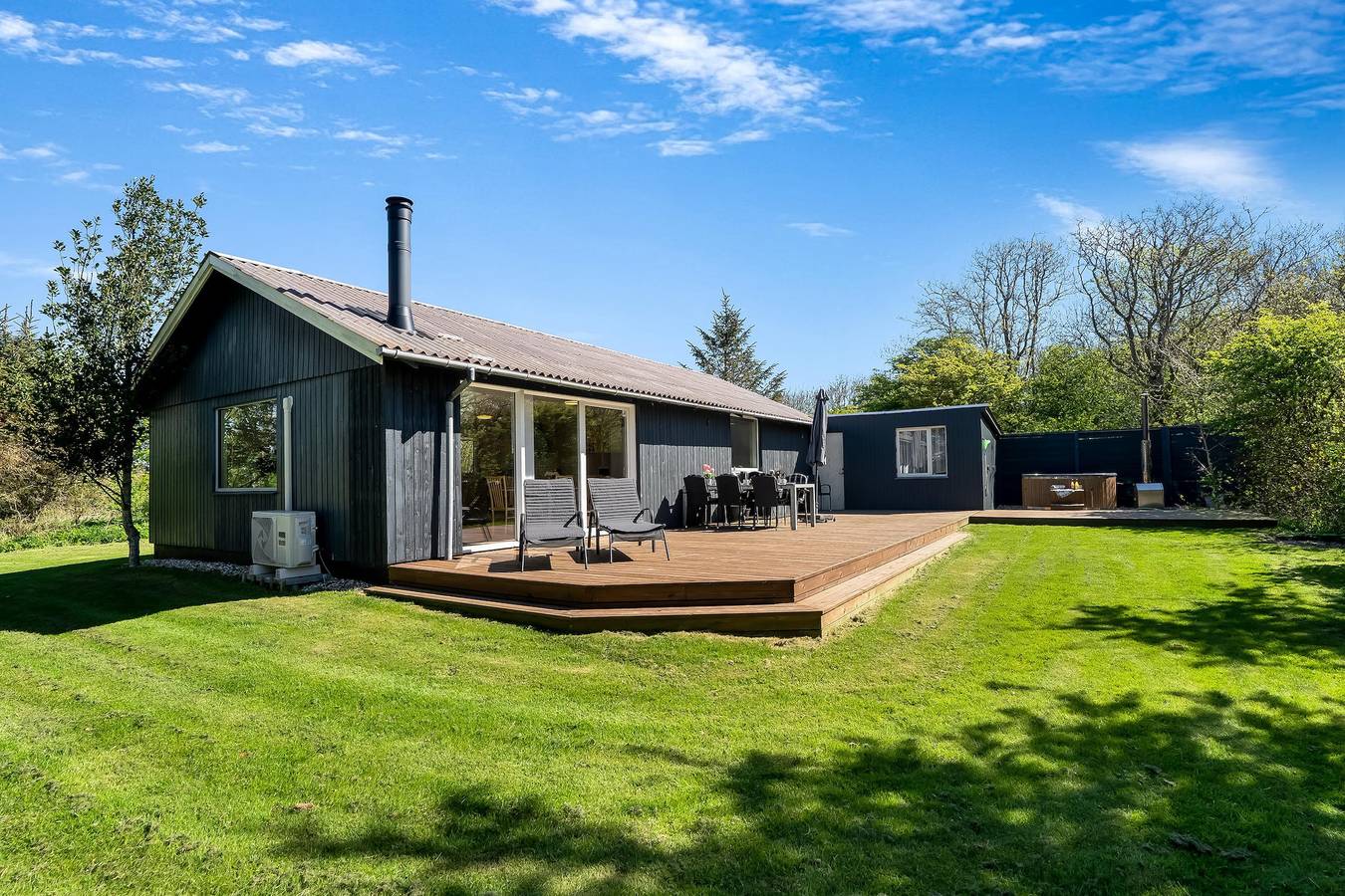 Family-friendly holiday home with large wilderness bath, close to the water. in Kærgården, Limfjord in Nordjütland