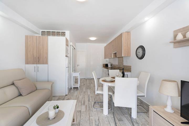 Ganze Wohnung, Ferienhaus "Island Village Heights" mit Meerblick, Gemeinschaftspool & WLAN in San Eugenio Alto, Adeje