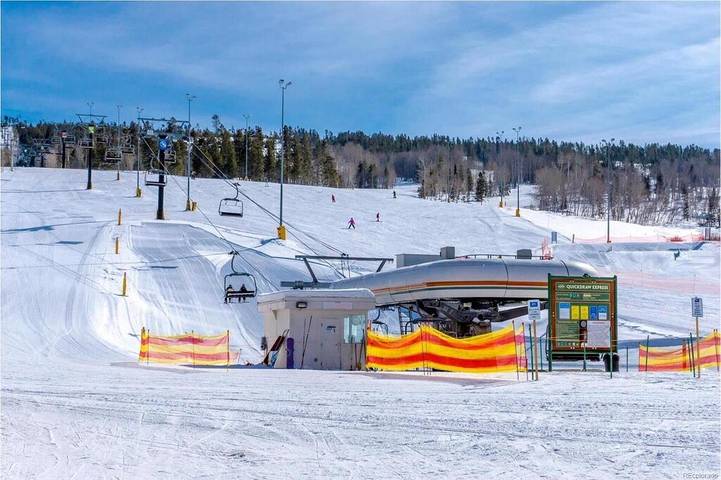Gîte pour 10 personnes, avec jacuzzi ainsi que piscine et balcon à Granby - 2