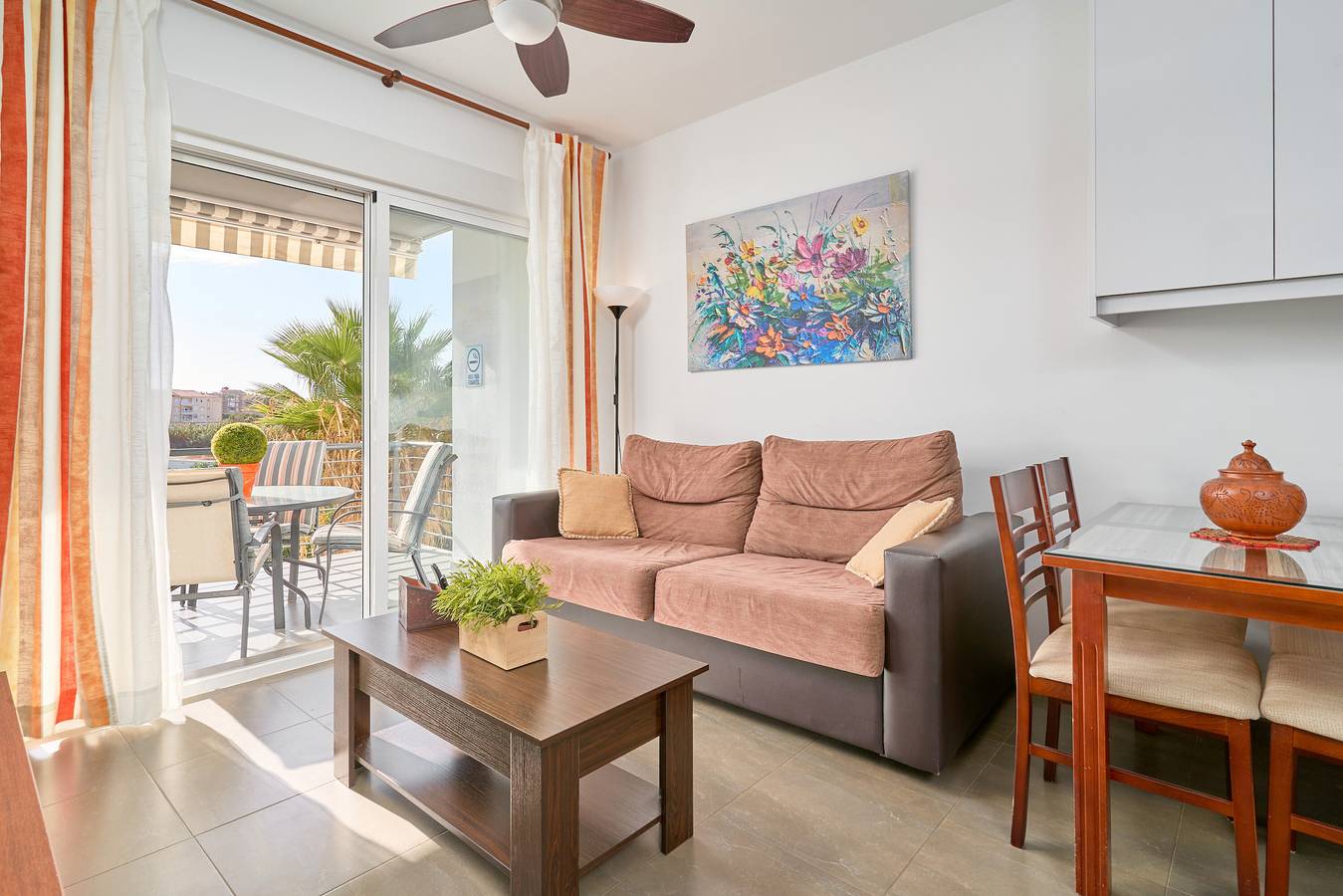 Appartement entier, Appartement 'Vues sur la Mer et la Montagne' avec vue sur la mer, piscine partagée et climatisation in Torrox Costa, Torrox