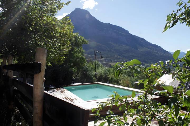 Ferienhaus 'L'Eyssart' mit Pool und Bergblick in Les Vigneaux, Nationalpark Écrins