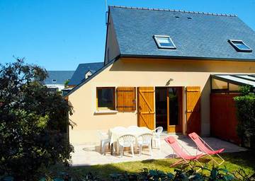 Gîte pour 6 personnes, avec piscine et jardin, adapté aux familles dans Plage De La Falaise