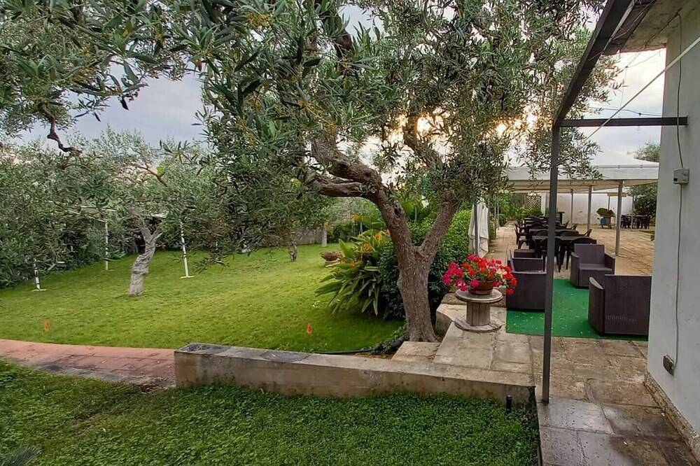 Rural detached house surrounded by greenery, healthy air and plenty of outdoor space. in Bari, Region de Bari