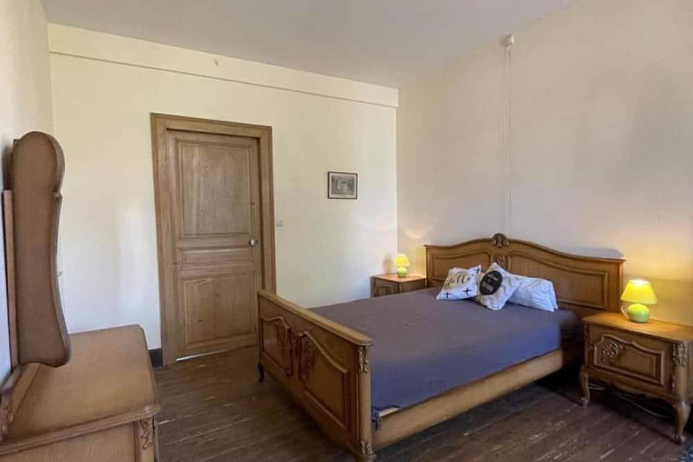 Maison de campagne spacieuse avec Wi-Fi et animaux admis in Montvicq, Région de Montluçon