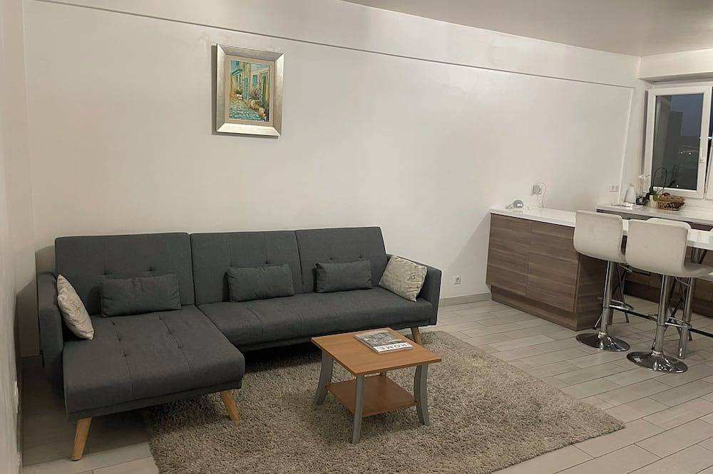 Ganze Wohnung, Comfortable 3-room apartment in La Défense close to transport links in Puteaux, Hauts-de-Seine