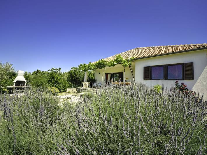 Ferienhaus für 8 Personen, mit Terrasse und Garten auf Murter - 2
