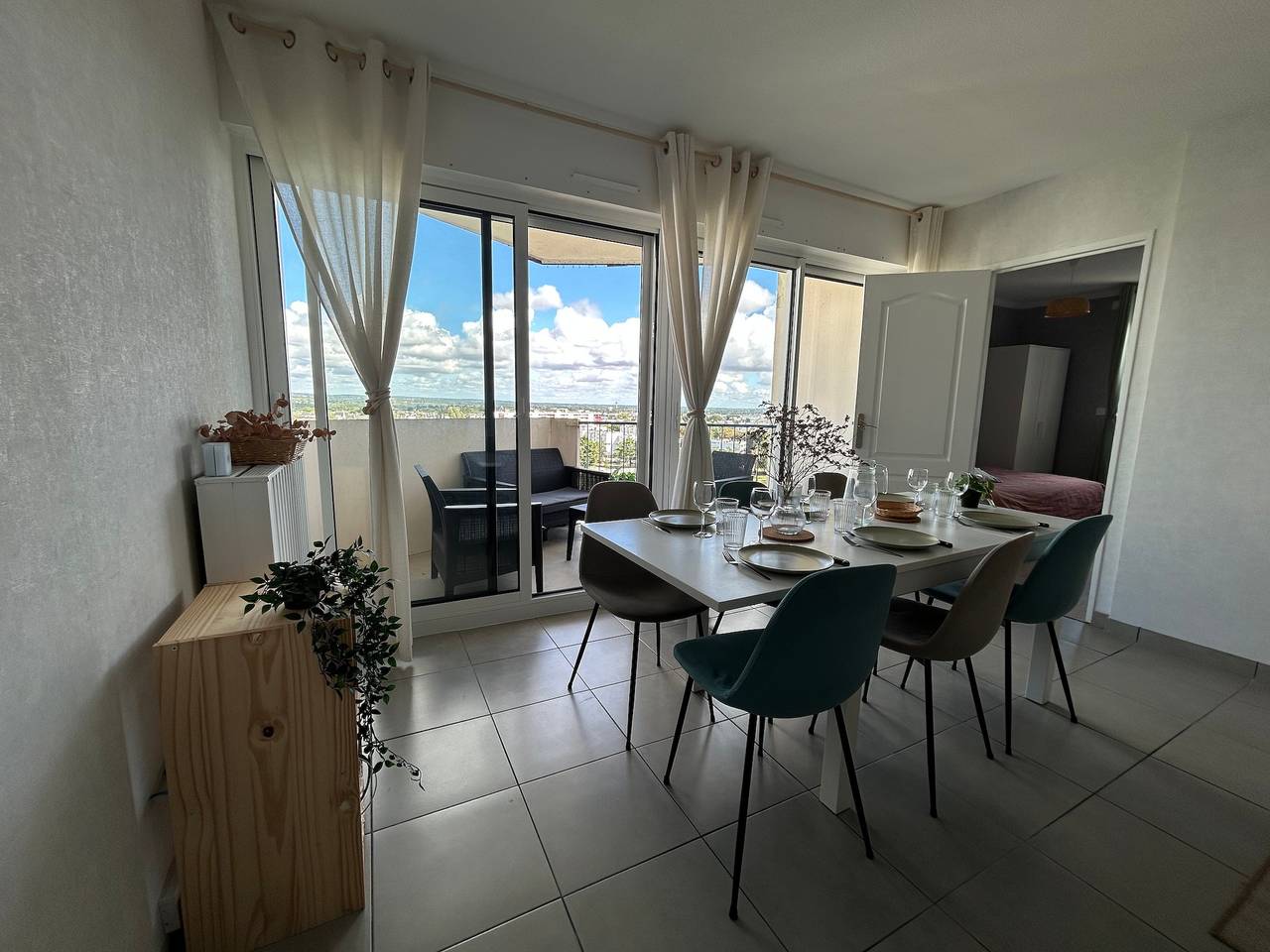 Entire apartment, Bright 3-Bedroom Apartment with Balconies, Open Views, and Wi-Fi in Vannes, Côte des Mégalithes