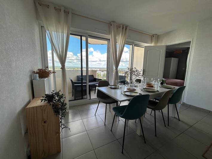 Entire apartment, Bright 3-Bedroom Apartment with Balconies, Open Views, and Wi-Fi in Vannes, Côte des Mégalithes