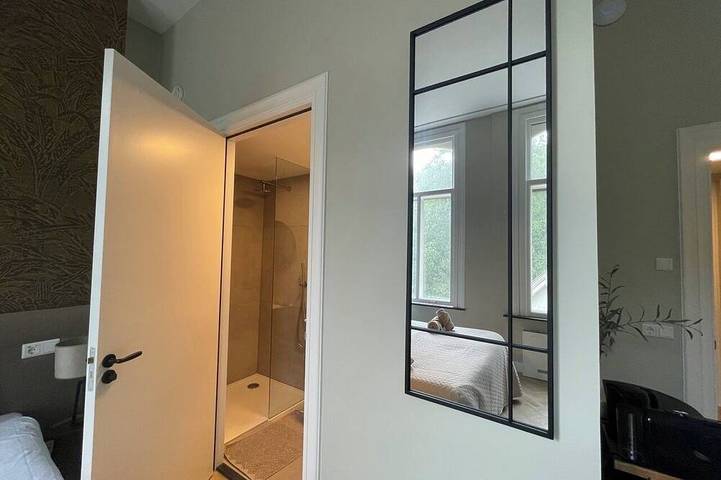 Ganze Wohnung, Entspannen Sie in dieser eleganten Suite, die modernen Komfort mit historischem Charme verbindet. in Tilburg, Nordbrabant