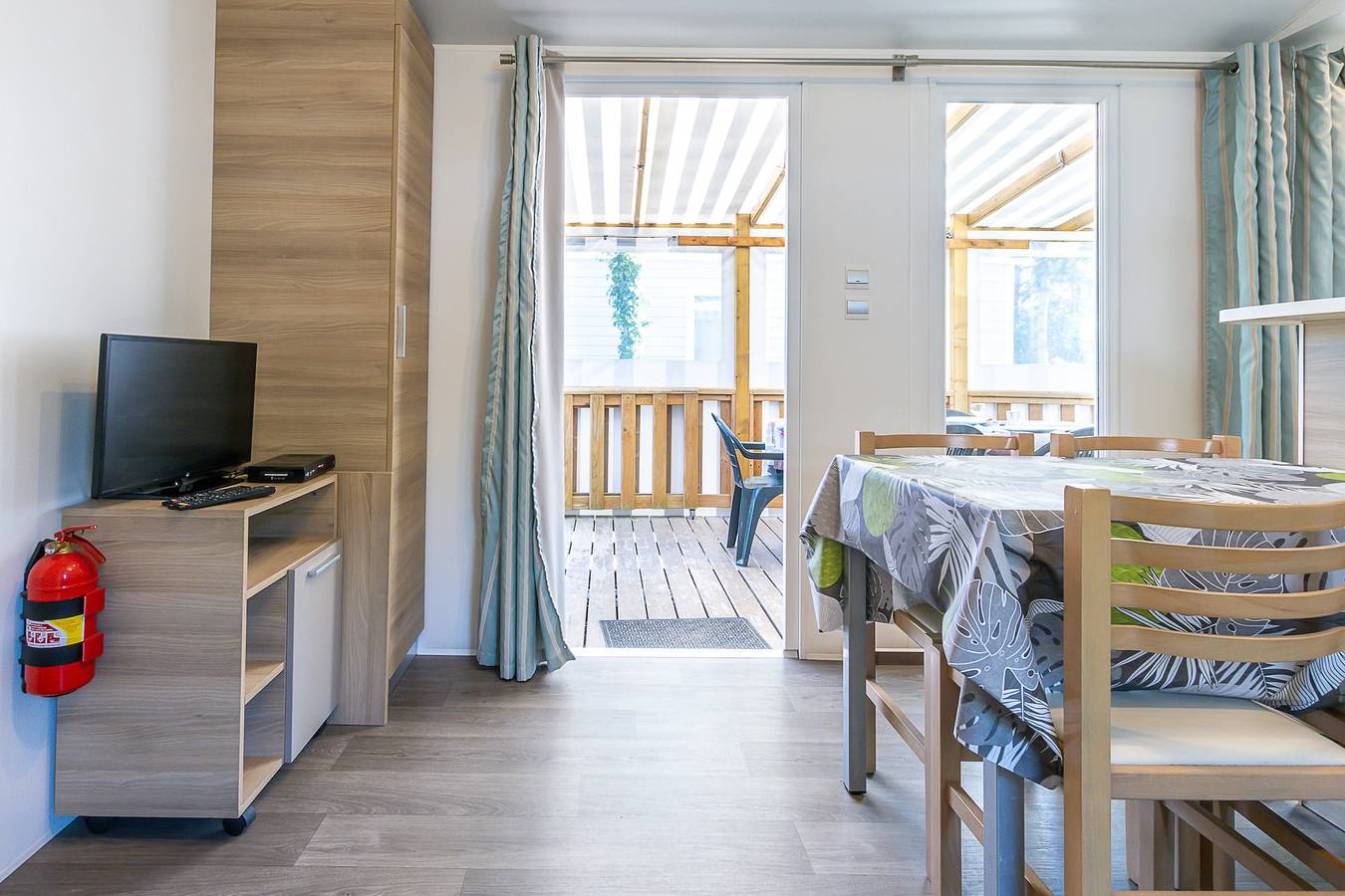 Mobile Home 'Mobil Home Camping Siblu' with Shared Pool and Private Terrace in Saint-Jean-de-Monts, Vendée