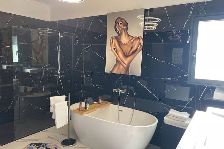36 m² room with private bathroom, featuring a king-size bed (180) in Lagraulière, Tulle und Umgebung