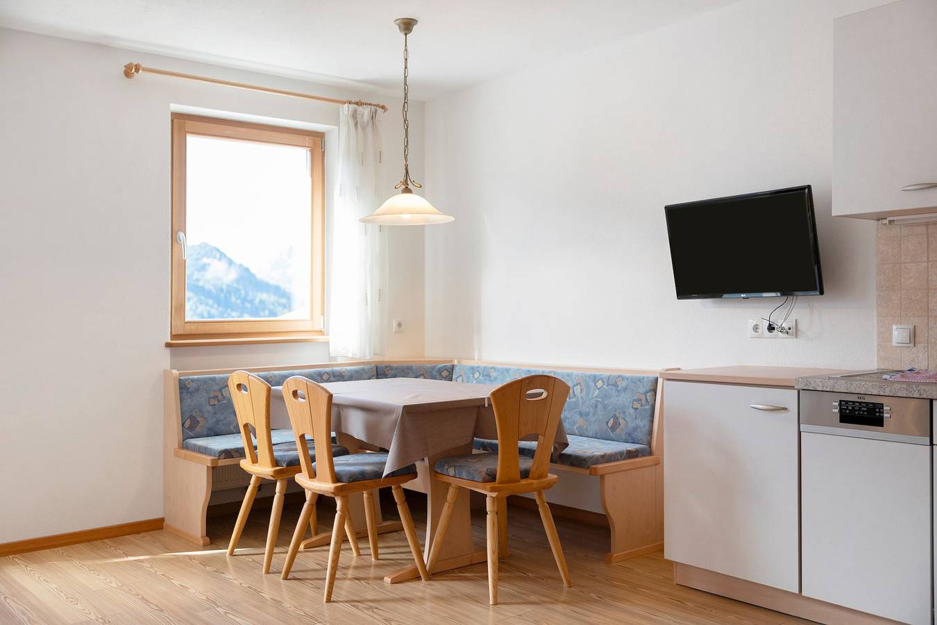 Entire apartment, Apartment 'Rungghof 2' with Mountain View, Shared Terrace and Wi-Fi in La Val, Dolomiti Superski
