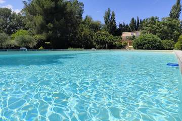 Gîte pour 2 personnes, avec terrasse ainsi que jardin et jacuzzi dans les Bouches-du-Rhône