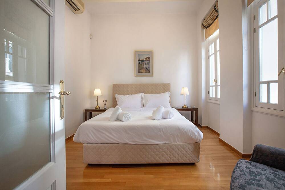 Entire apartment, Neoclassical Apartment close to Syntagma-Plaka in Central Section of Athens, Athens