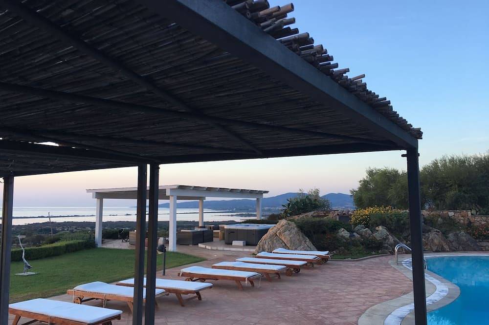Ganze Wohnung, Nr. 6.Free Wifi, Pool. Panoramablick auf das Meer, 5 Minuten vom Strand entfernt in Lu Fraili di Sopra, San Teodoro