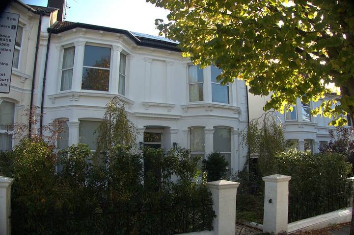 Glamping for 8 people, with garden in Brighton