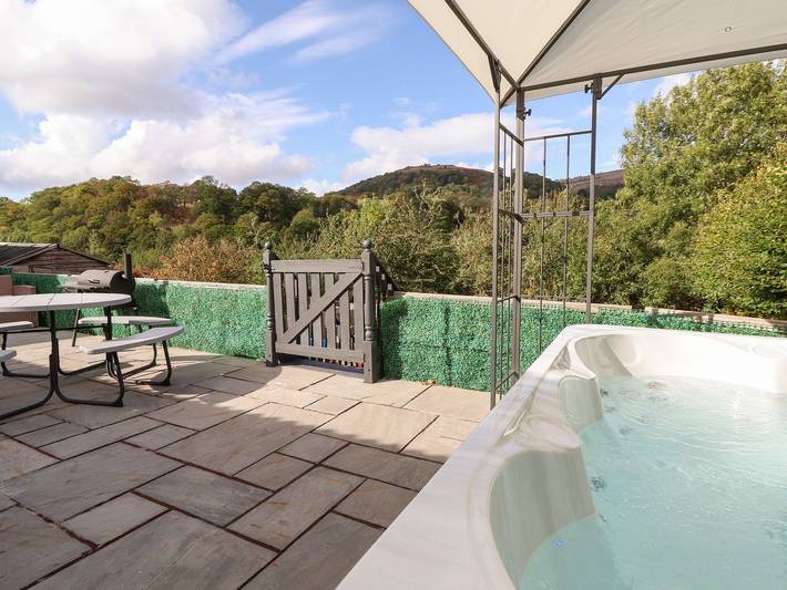 Log cabin for 18 people, with Garden in Llangollen