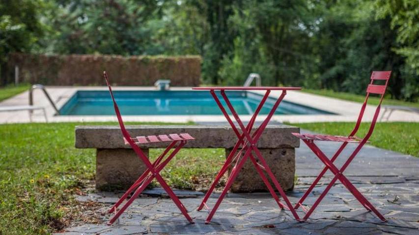 Location de vacances pour 2 personnes, avec Terrasse et Jardin ainsi que Piscine et Vue à Guîtres