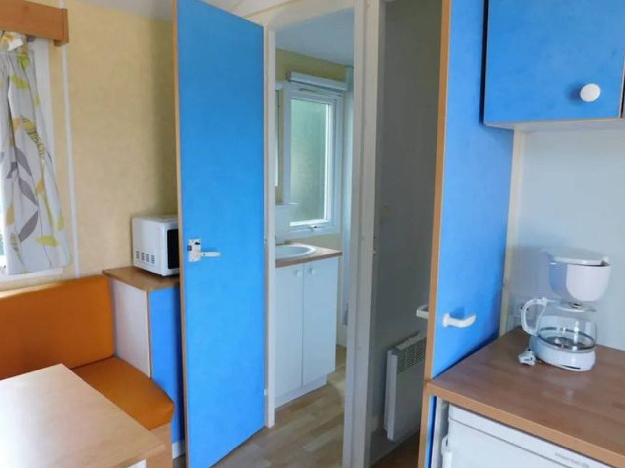 Mobil-home confortable avec piscine, WiFi et vue sur la rivière à Guégon in Guégon, Région de Pontivy