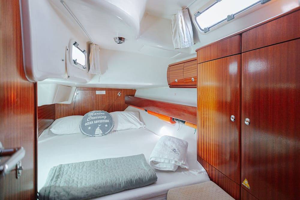 Sail into Serenity: Discover Albufeira's Charm aboard Our Elegant Sailboat in Albufeira, District de Faro