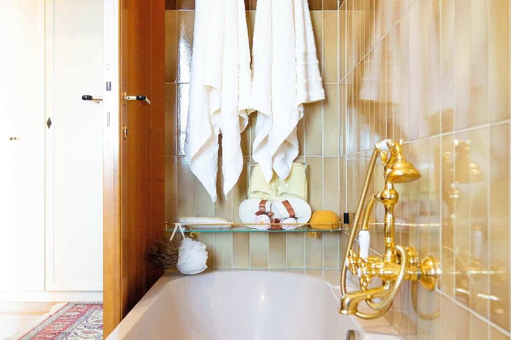 10 minutes from the sea. Villa with swimming pool, hot tub and relaxation room. in Mosciano Sant'Angelo, Teramo Province