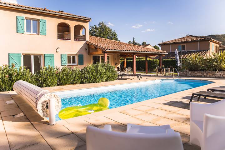 Gîte pour 8 personnes, avec piscine