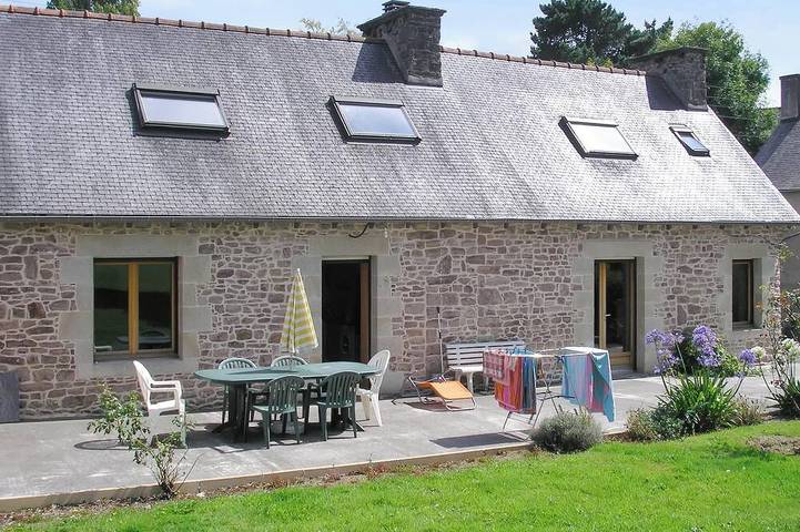 Location de vacances pour 10 personnes, avec jardin à Pléhédel