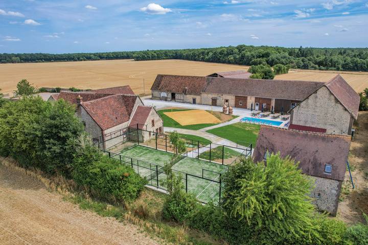 Location de vacances pour 60 personnes, avec piscine ainsi que terrasse et jardin à Saint-Éliph