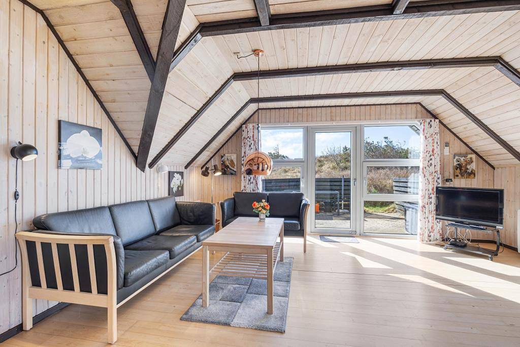 Reetgedecktes, strandnahes Ferienhaus mit Sauna in ruhiger Lage  in Nørre Lyngvig, Hvide Sande