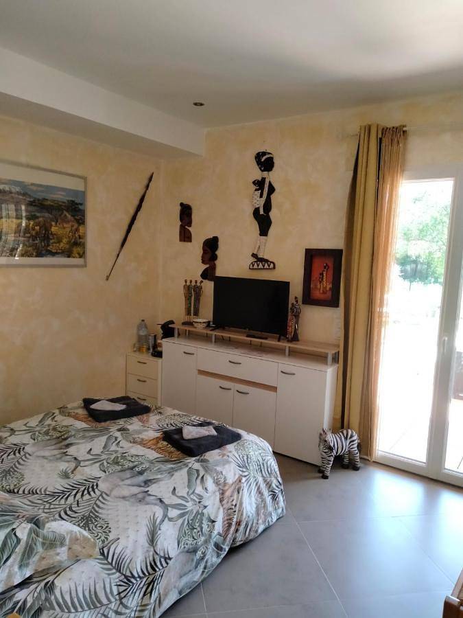 Location de vacances pour 3 personnes, avec piscine ainsi que jardin et vue à Le Luc - 3