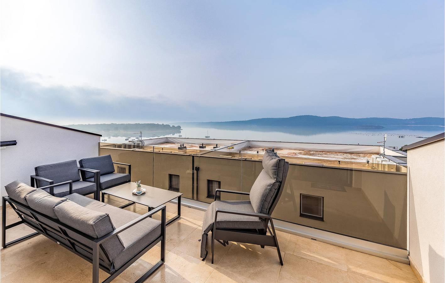 Ganze Ferienwohnung, Geräumige 2-Zimmer-Wohnung mit Terrasse, 2 km vom Strand Bijeca entfernt in Pula-Medulin, Pomer