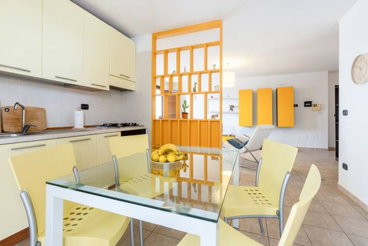 Appartamento intero, Guesthost - Lecce Colorful Apt con terrazzo e parcheggio! x2 in Lecce, Provincia di Lecce