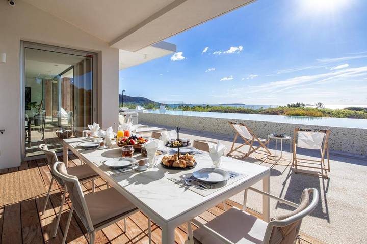Villa pour 10 personnes, avec piscine ainsi que jardin et vue dans Palombaggia
