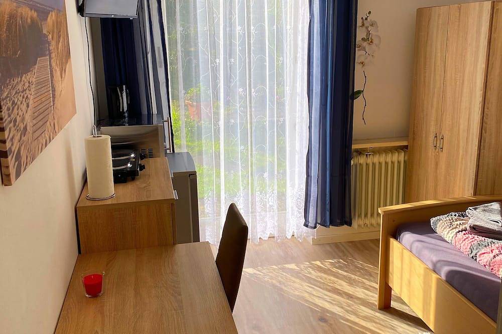 Ganze Wohnung, Ferienzimmer Fischach mit Kochgelegenheit, Dusche und Terrasse in Fischach, Bayerisch Schwaben