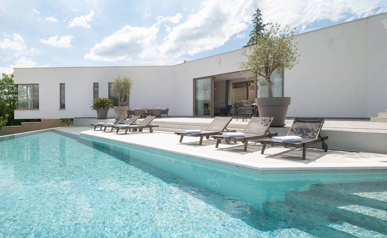 Luxusvilla Blue mit beheiztem Pool, Sauna, Tennisplatz, Minigolf, stilvoll, familienfreundlich, Panoramablick in Imotski, Makarska Riviera