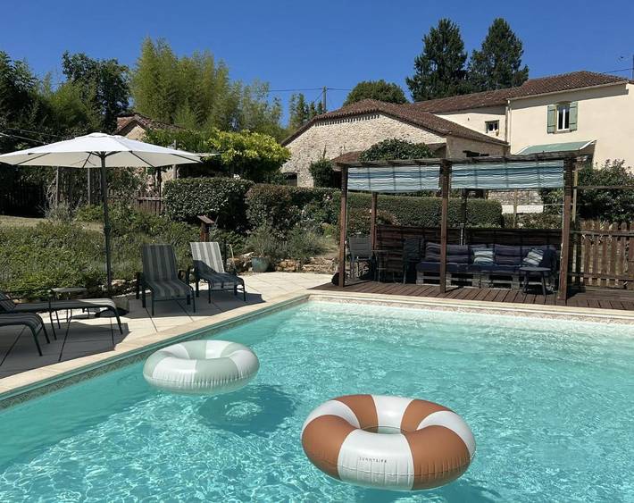 Location de vacances pour 4 personnes, avec vue ainsi que piscine et jardin à Soturac