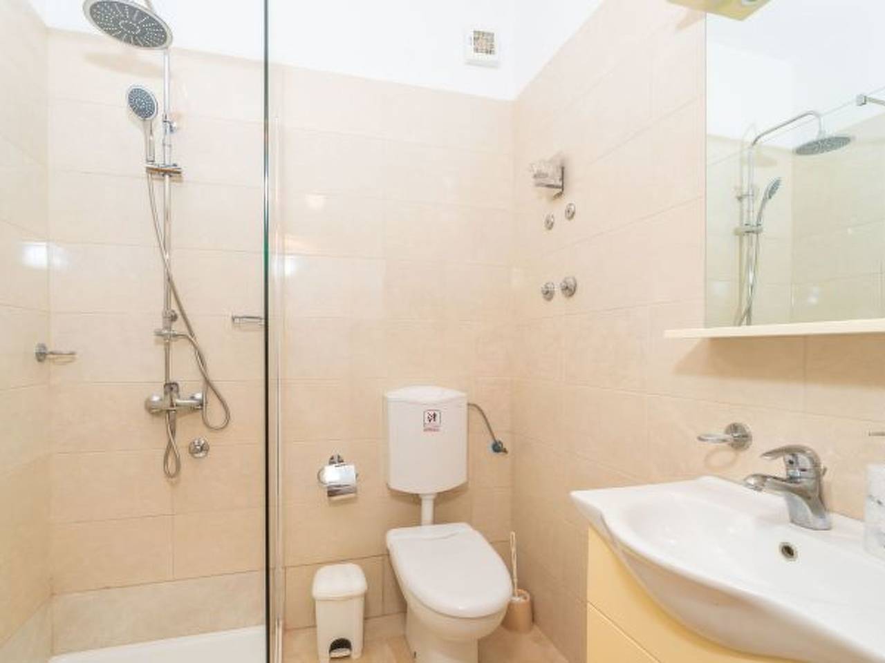 Ganze Wohnung, Beachfront Apartment house Hon with pool in Dubrovnik-Neretva
