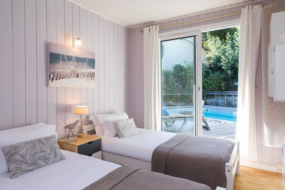 Stylish villa with beautiful sea view and heated pool (May to Sept) in Le Canon, Lège-Cap-Ferret